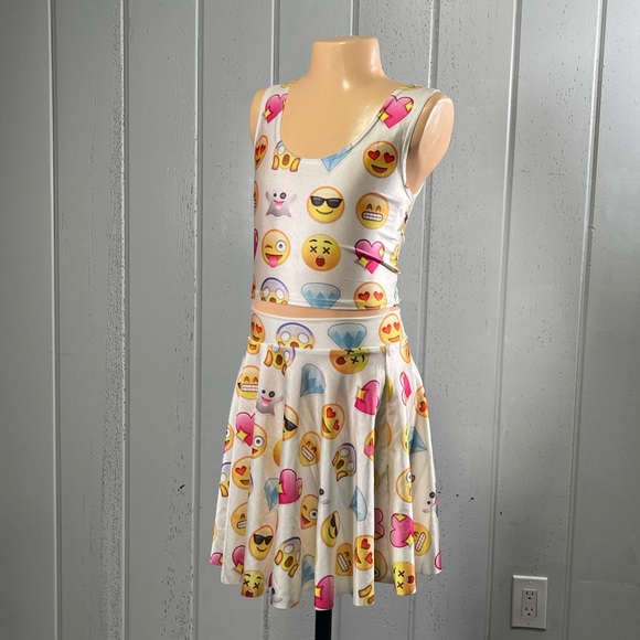 EMOJI Girl's Face Print 2 Pieces Skirt & Crop Top - Picture 4 of 8
